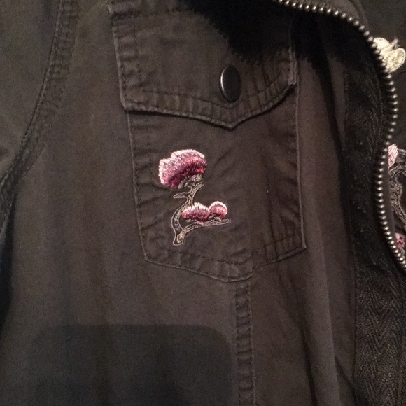 Beautiful Ashley Embroidered Jacket-Size XL - Picture 5 of 8